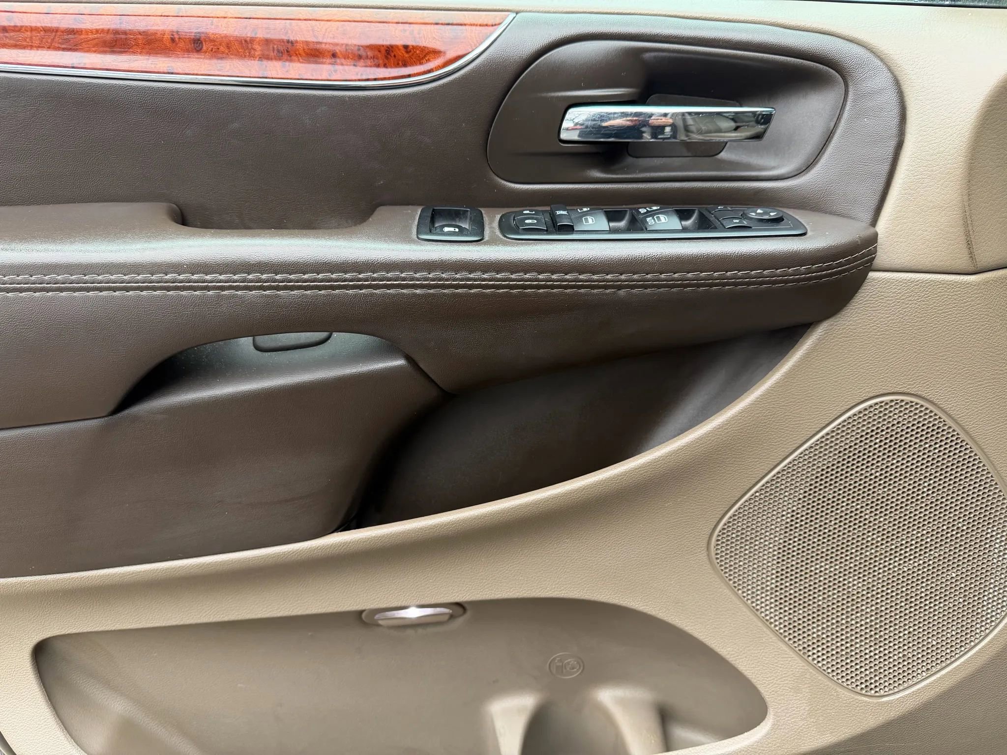 Used 2015 Chrysler Town & Country Touring-L w/ Driver Convenience Group image 9