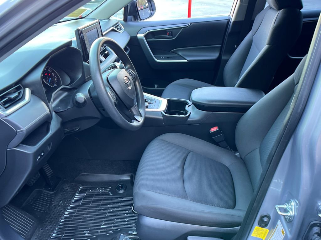 Used 2022 Toyota RAV4 LE image 9