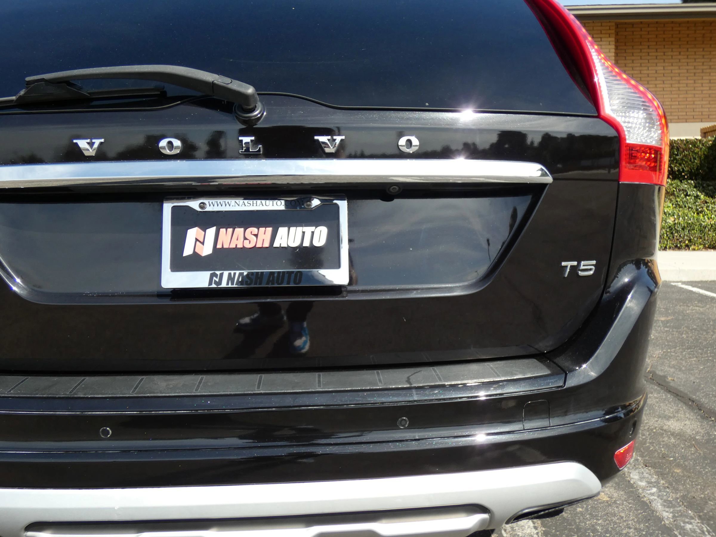 Used 2017 Volvo XC60 T5 Dynamic w/ Preferred Option Package image 9