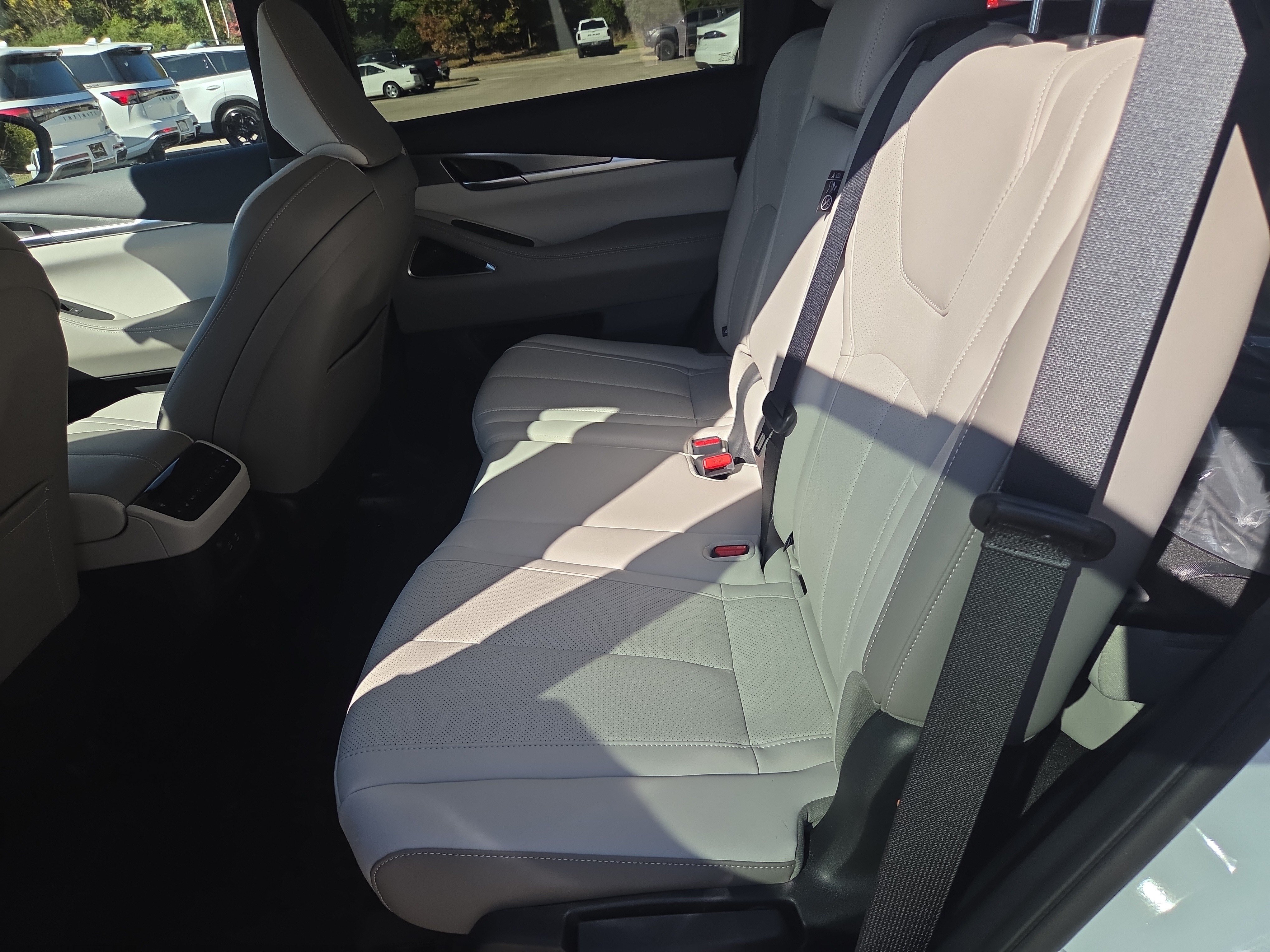 Used 2027 INFINITI QX60 Luxe w/ Cargo Package AWD/4WD image 7