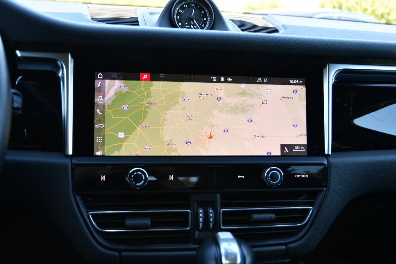 Used 2024 Porsche Macan image 12