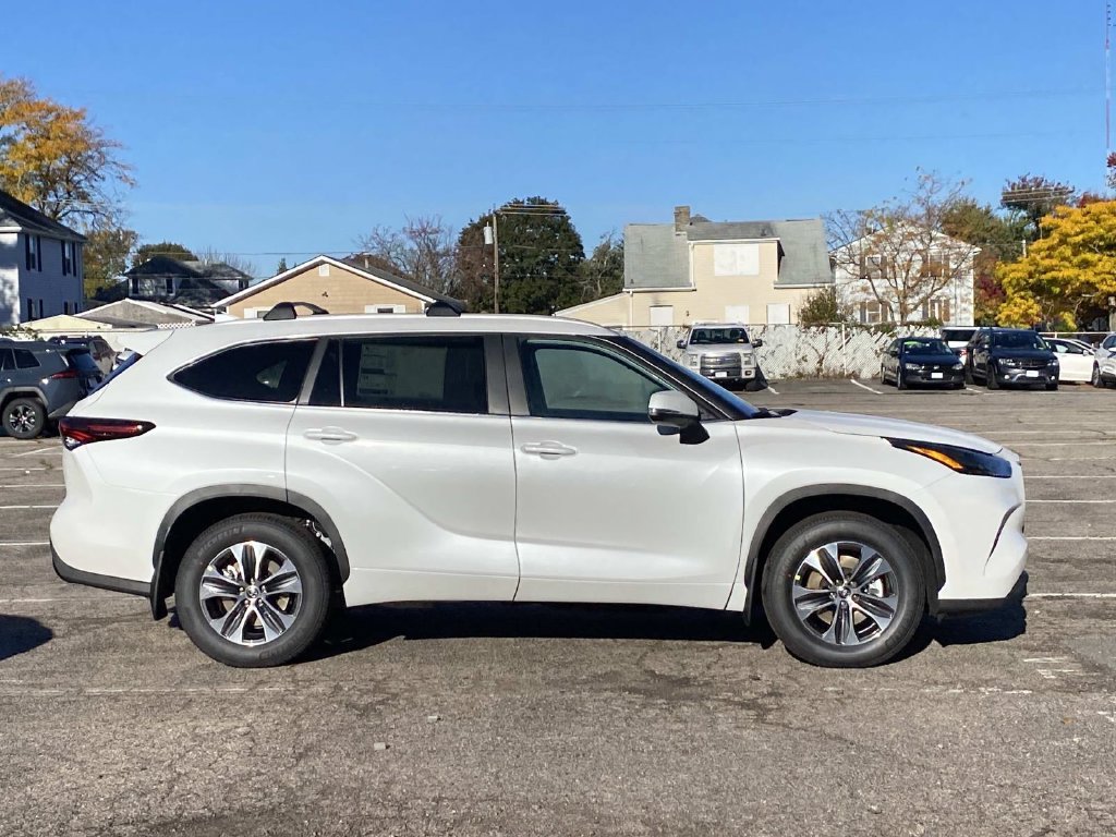New 2026 Toyota Highlander AWD image 2