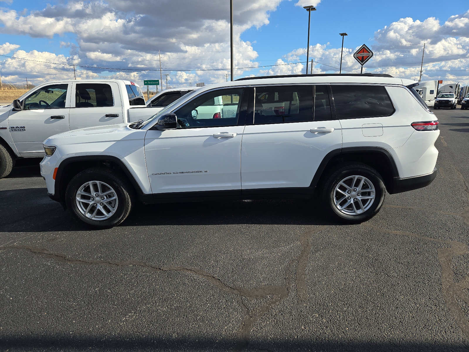 Used 2024 Jeep Grand Cherokee L Laredo image 2