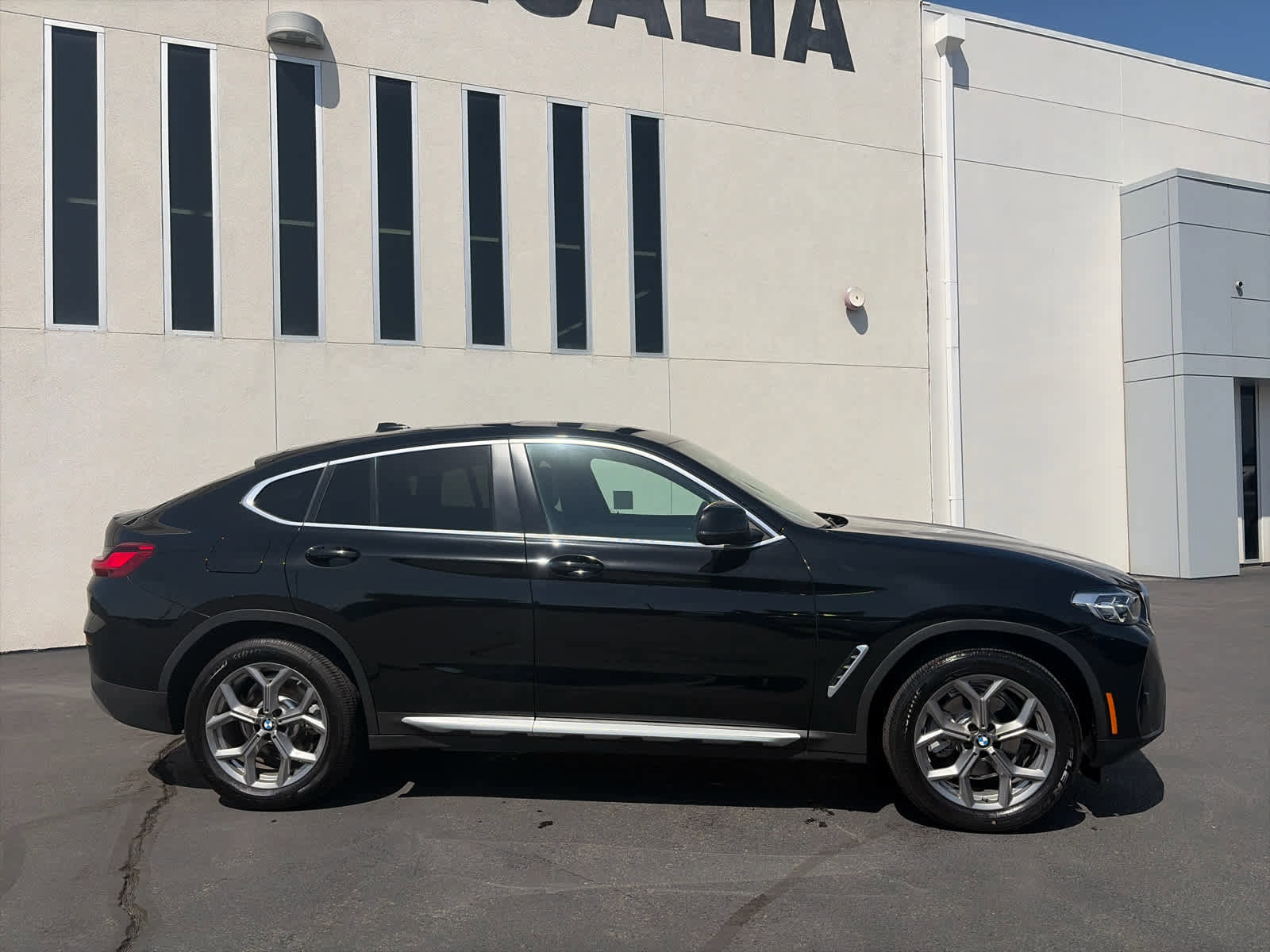 Used 2023 BMW X4 xDrive30i w/ Premium Package AWD/4WD image 4