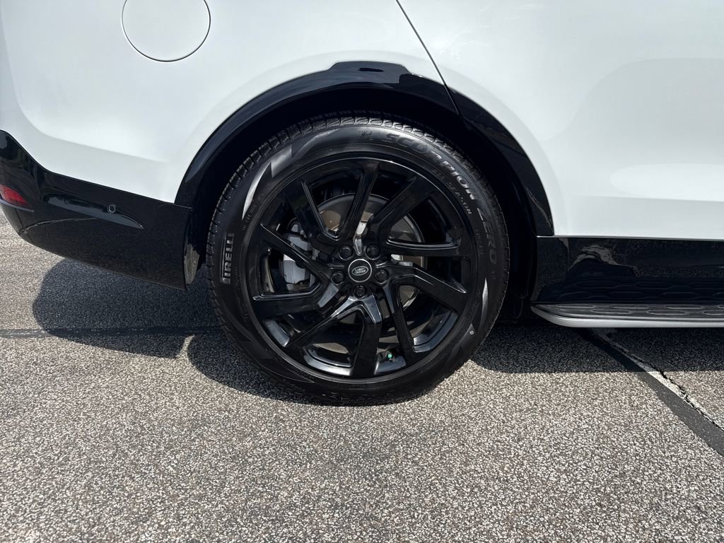 New 2025 Land Rover Discovery Dynamic SE image 25