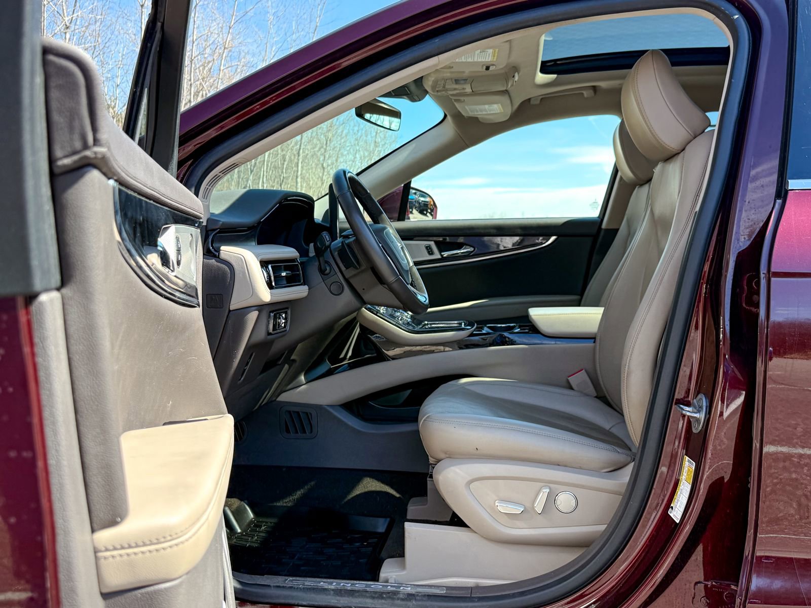 Used 2023 Lincoln Nautilus Reserve w/ Equipment Group 202A image 17