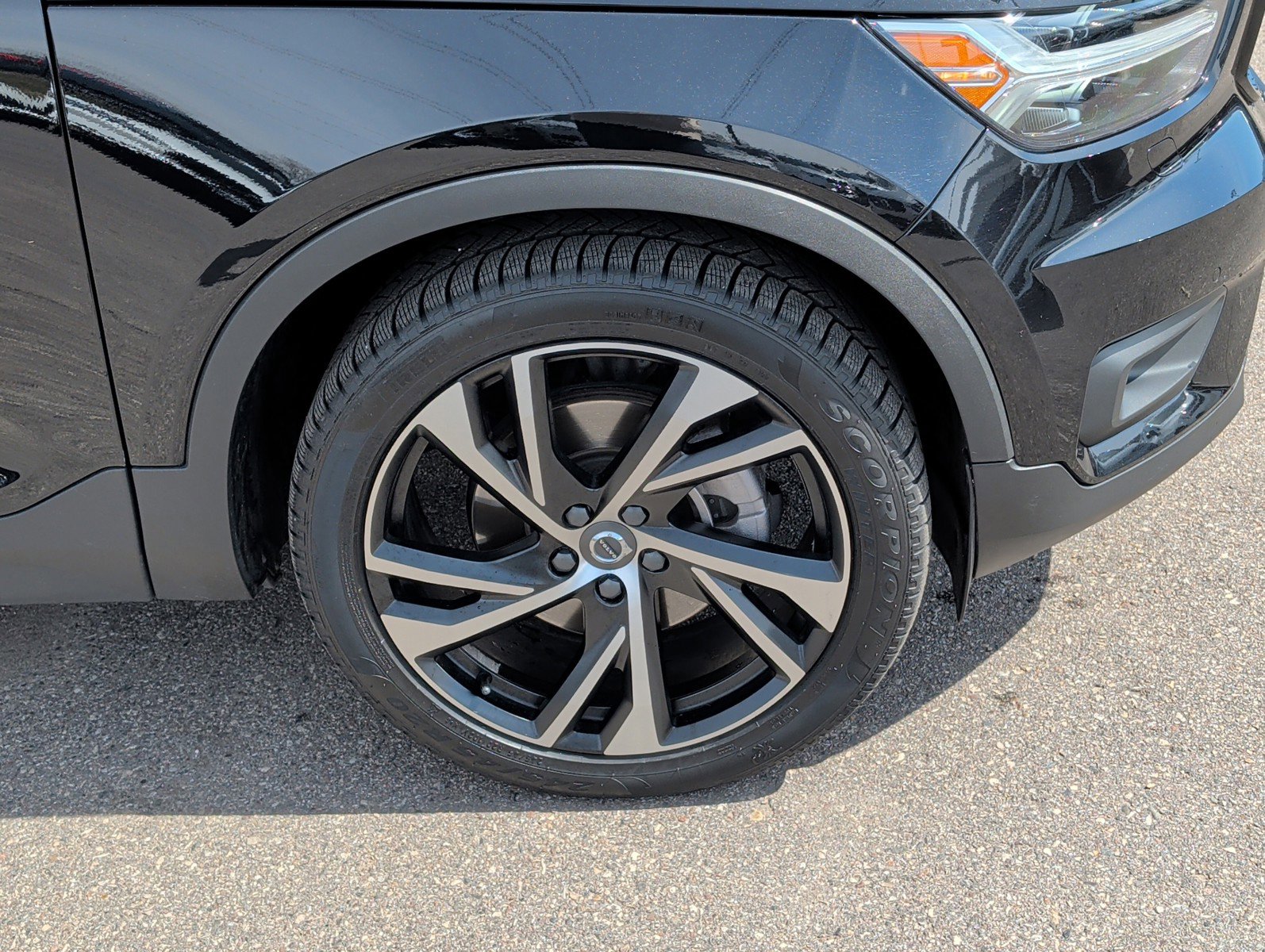 Used 2022 Volvo XC40 T5 R-Design image 9