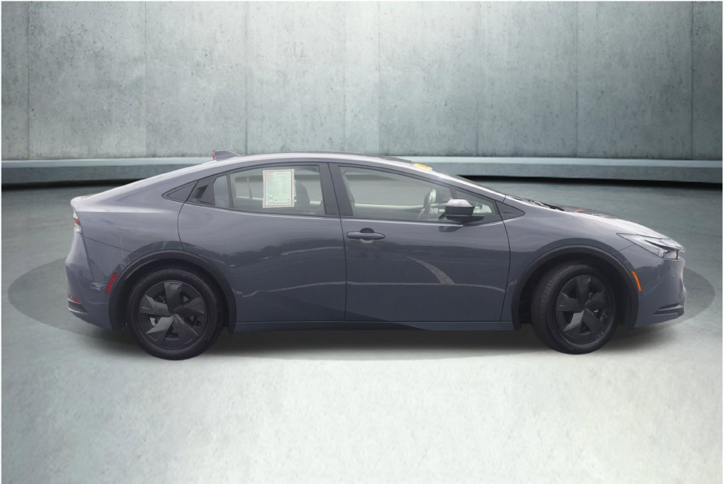 Used 2025 Toyota Prius LE FWD image 32