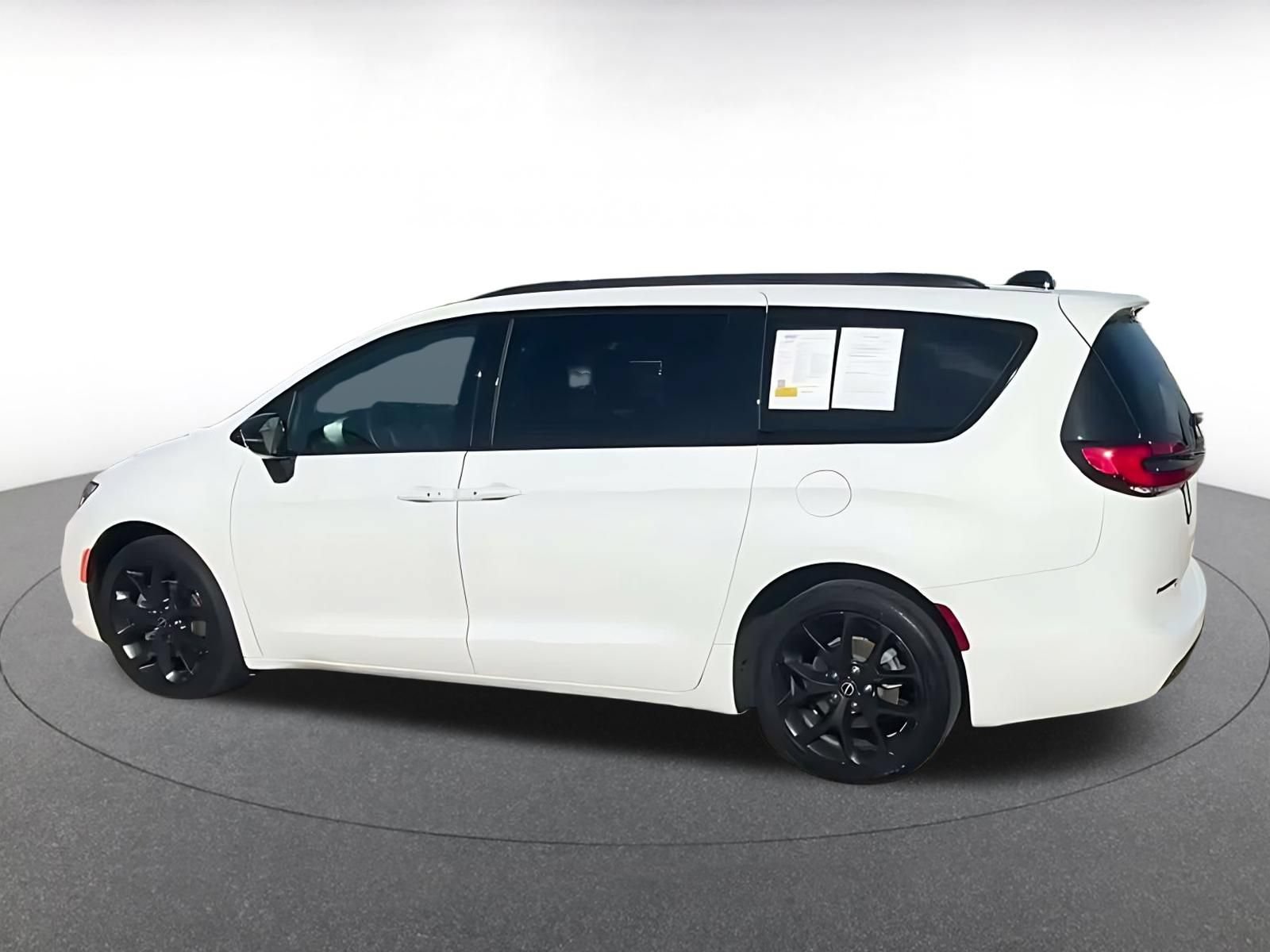 Used 2025 Chrysler Pacifica Limited FWD image 9