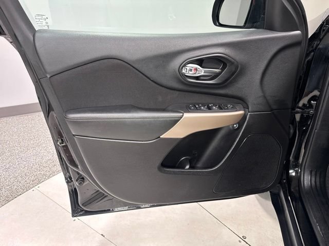 Used 2018 Jeep Cherokee Latitude w/ Safety Group AWD/4WD image 8