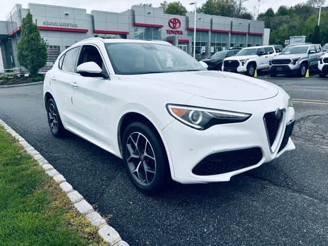 Used 2020 Alfa Romeo Stelvio Ti w/ Active Blind Spot Package AWD/4WD image 3