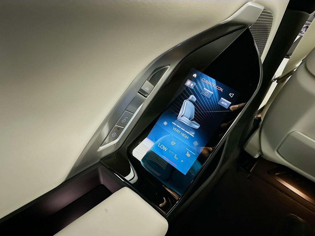 New 2026 BMW 750e xDrive image 25