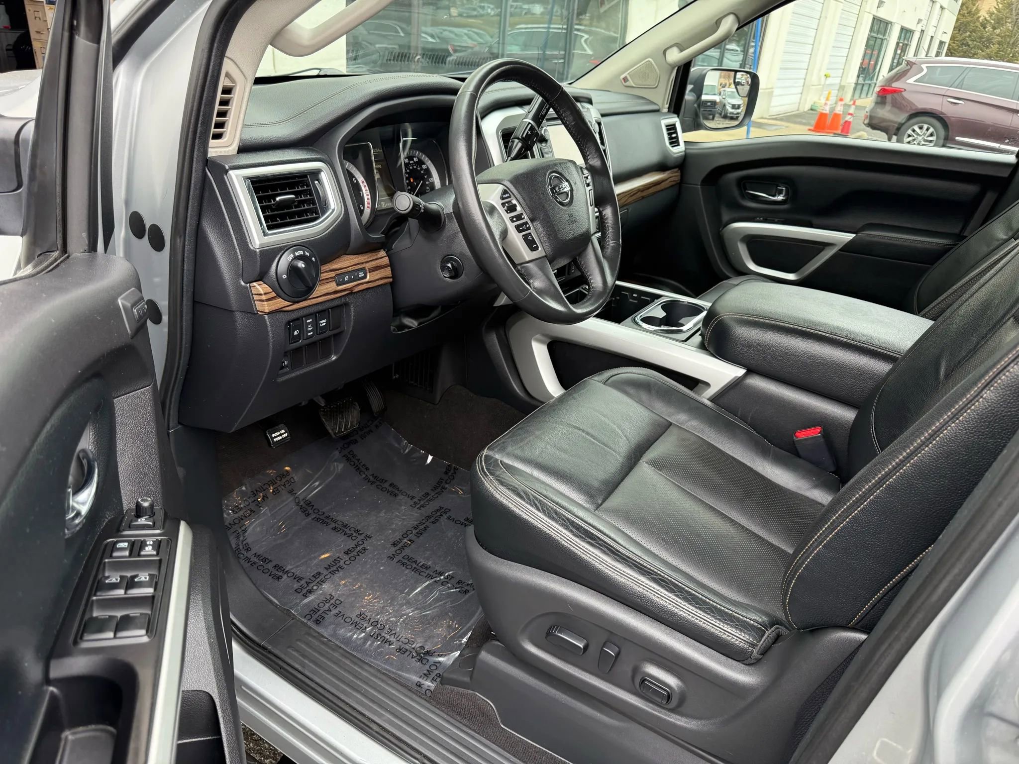 Used 2017 Nissan Titan SL image 21