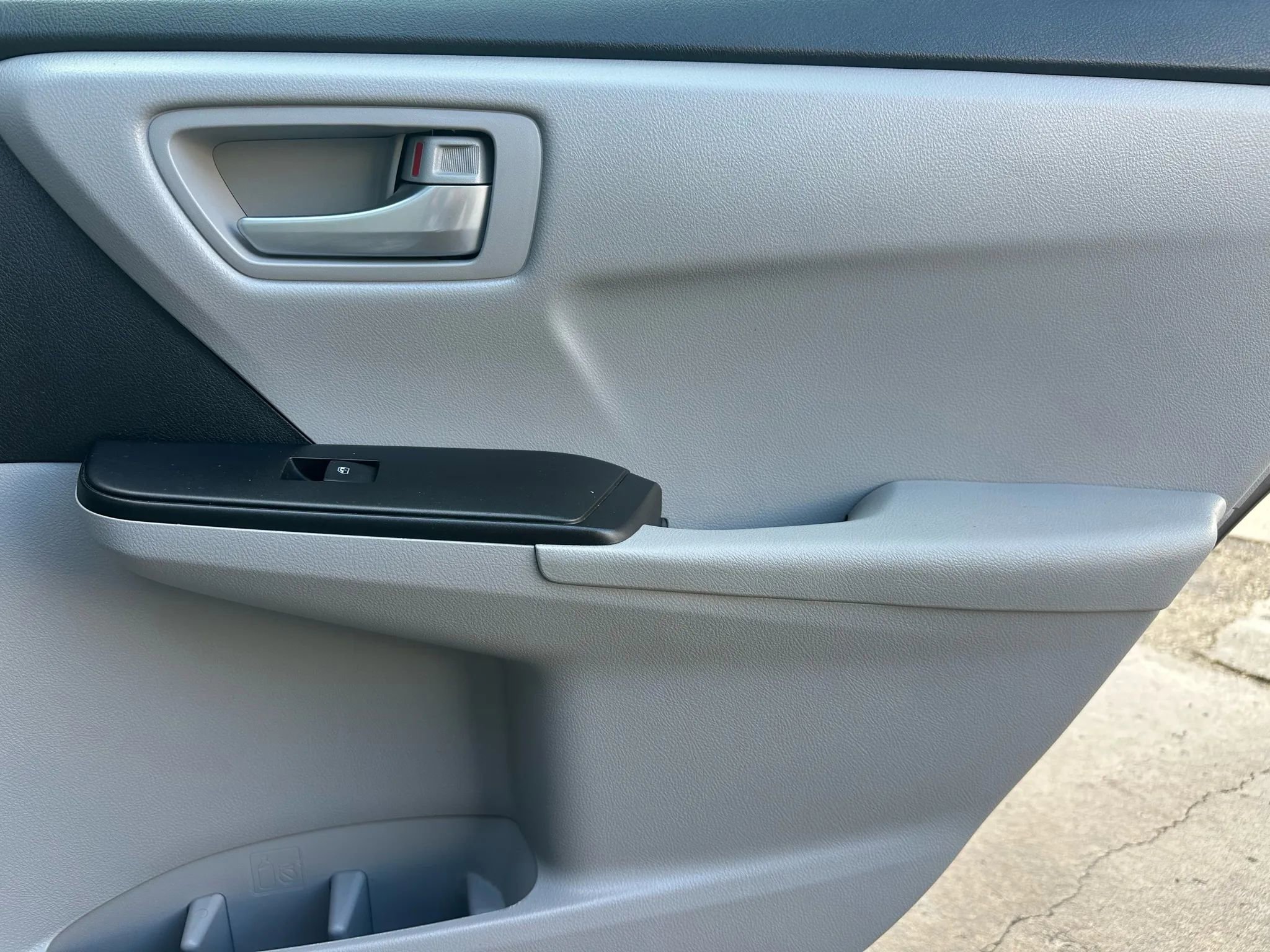 Used 2016 Toyota Camry LE FWD image 9