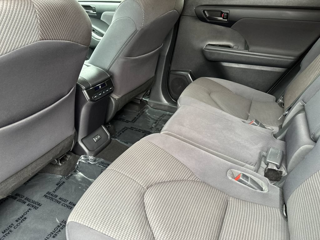 Used 2023 Toyota Highlander LE AWD/4WD image 11