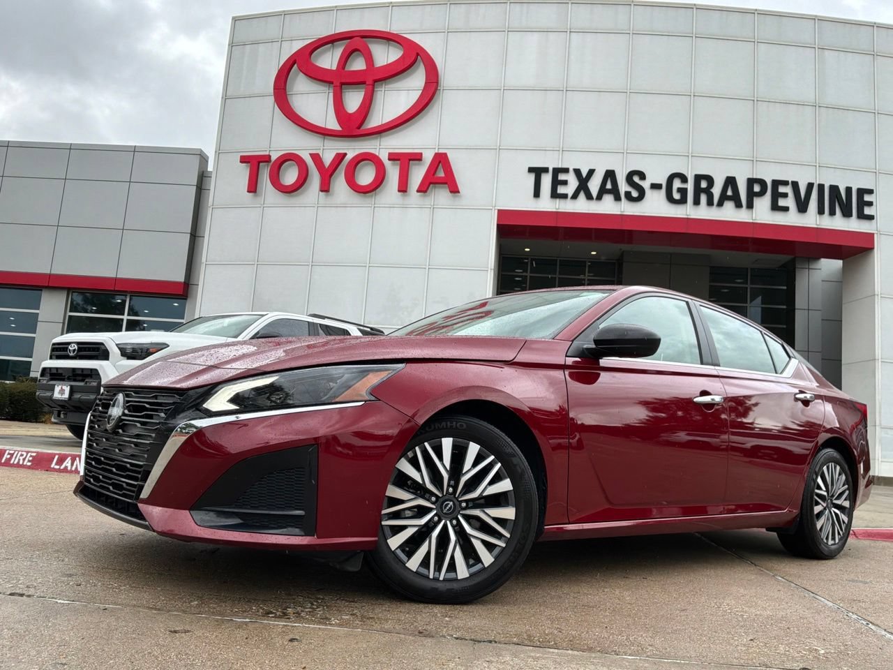 Used 2025 Nissan Altima 2.5 SV FWD image 2