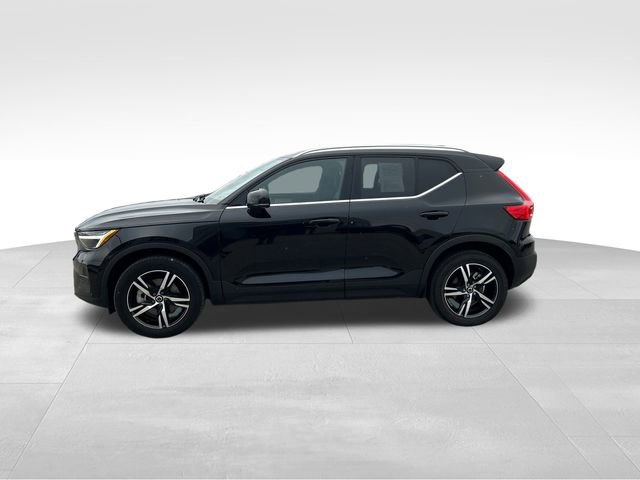 Used 2024 Volvo XC40 B5 Core image 2