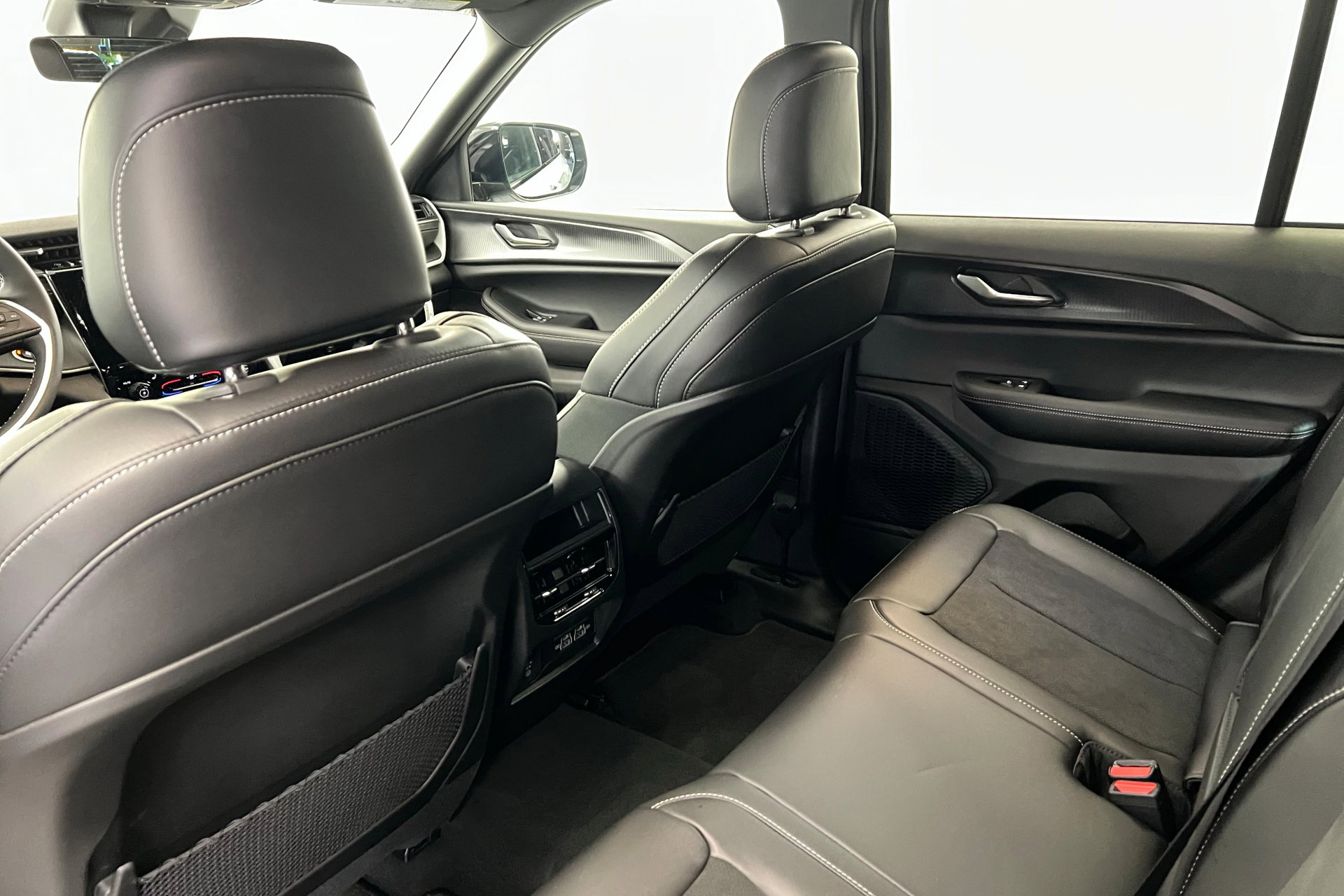 New 2025 Jeep Grand Cherokee Altitude AWD/4WD image 19