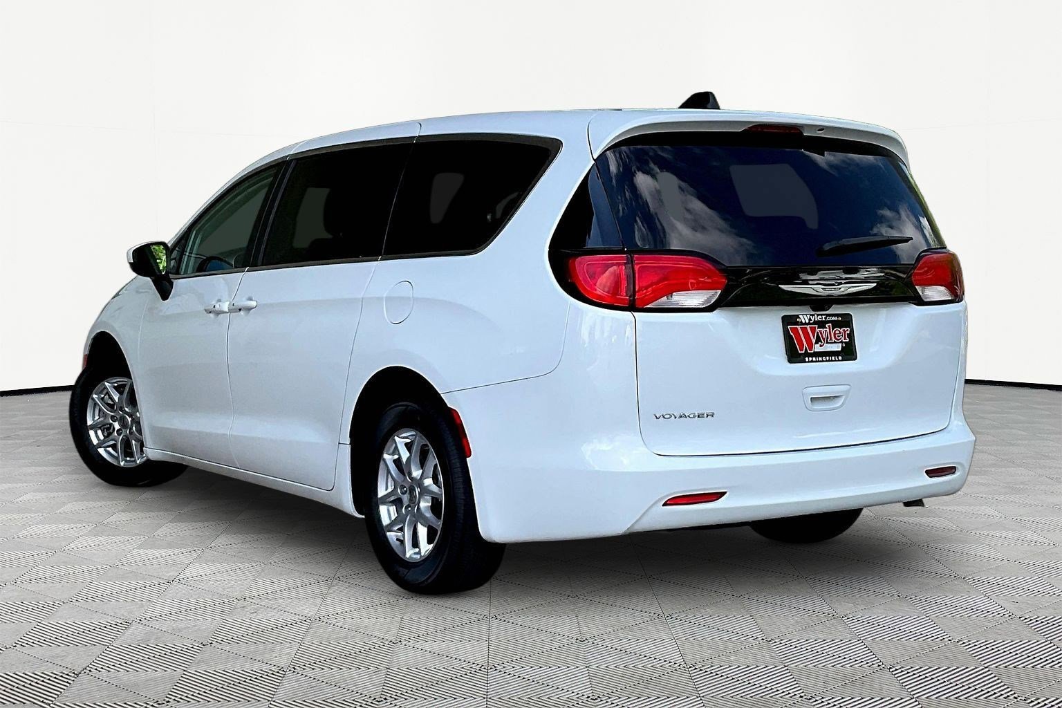 Used 2023 Chrysler Voyager LX FWD image 4