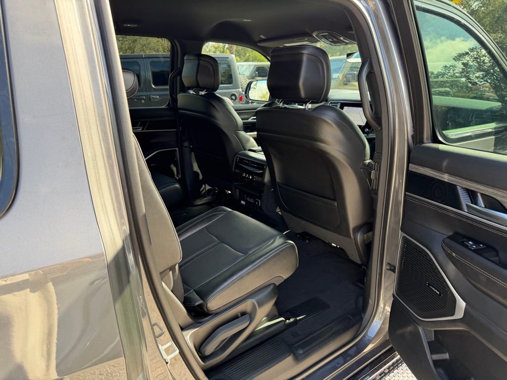 Used 2023 Jeep Wagoneer Series III w/ Preferred Equipment Group image 32