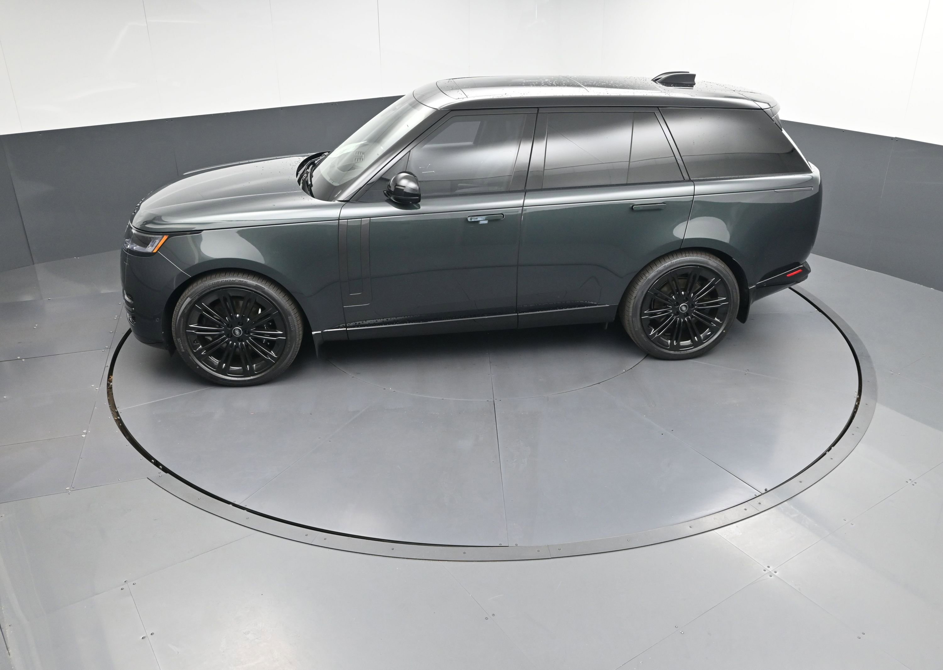New 2025 Land Rover Range Rover SE image 30
