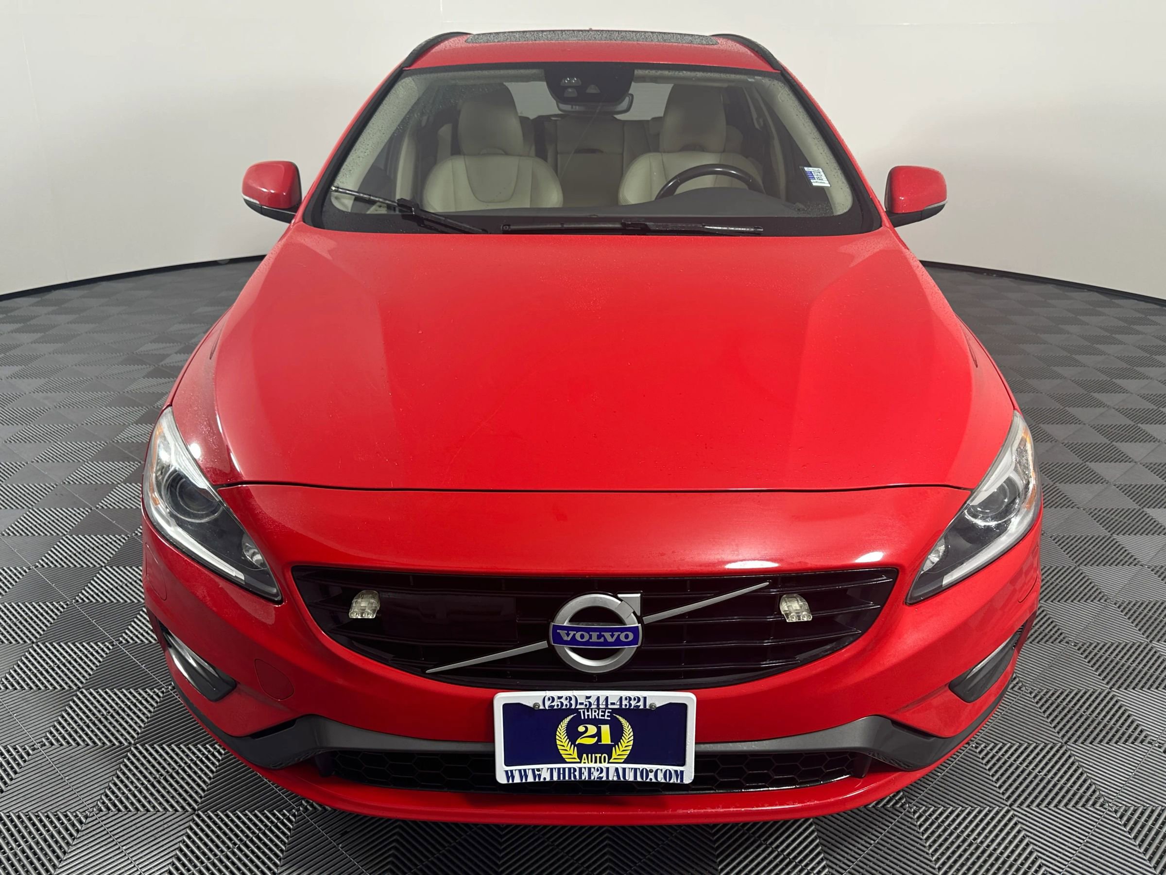 Used 2018 Volvo V60 T5 Dynamic w/ Vision Package image 2
