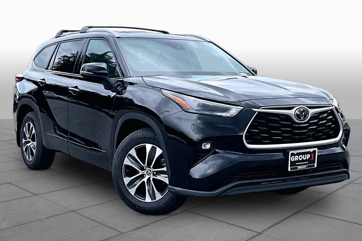 Used 2022 Toyota Highlander XLE AWD/4WD image 3