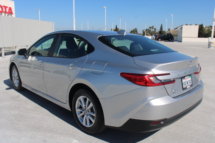 Used 2025 Toyota Camry LE AWD/4WD image 5