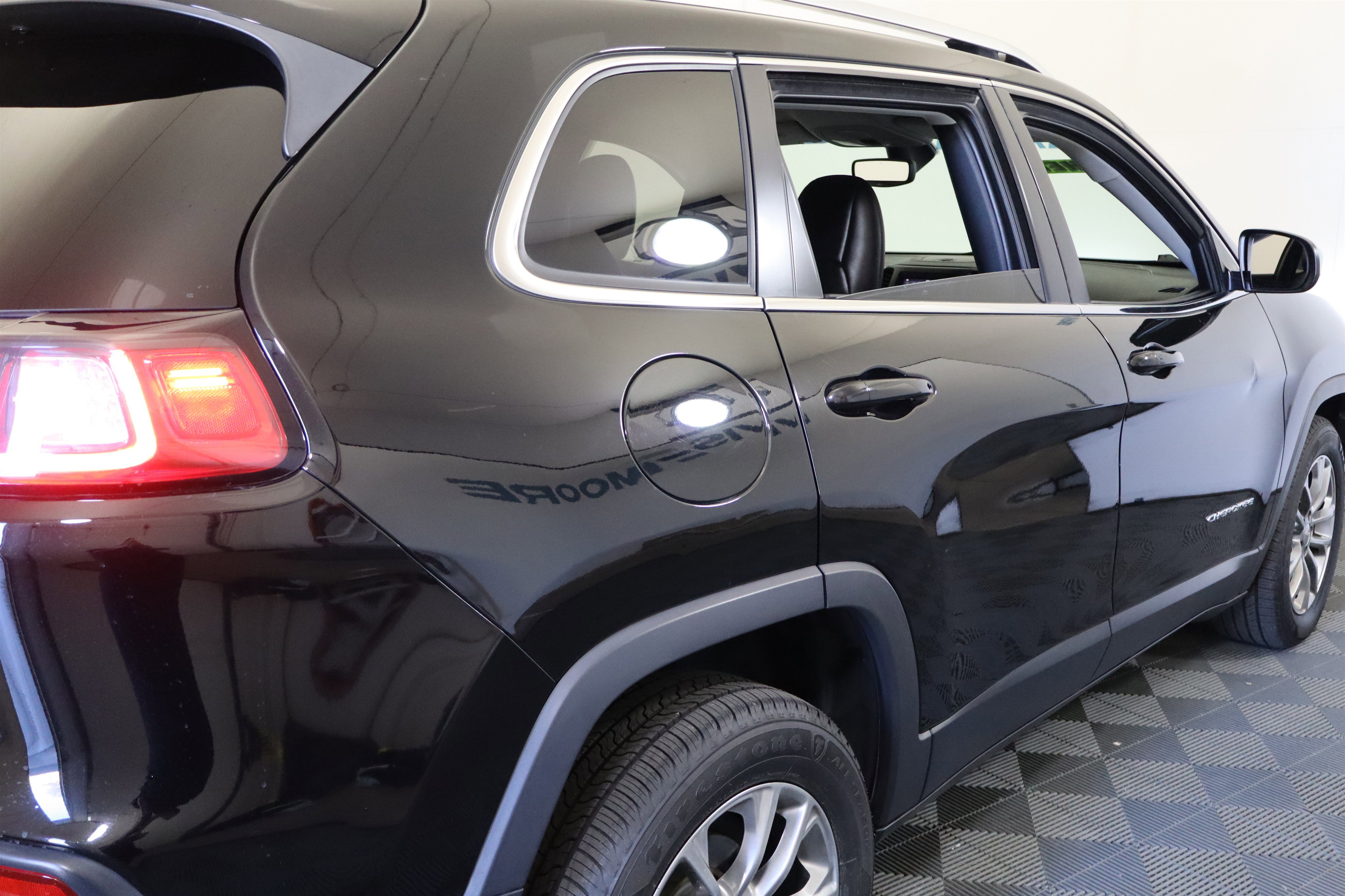 Used 2019 Jeep Cherokee Latitude Plus w/ Comfort/Convenience Group image 7