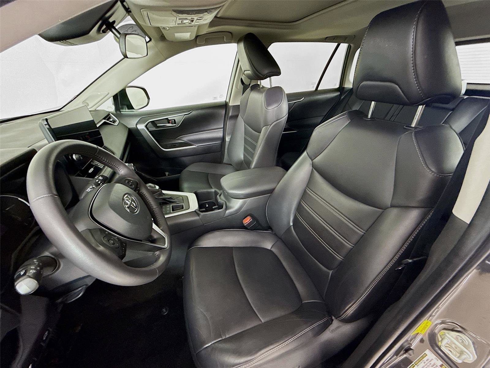 Used 2023 Toyota RAV4 XLE Premium image 11