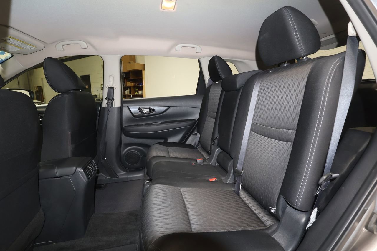 Used 2017 Nissan Rogue SV w/ SV Premium Package image 24