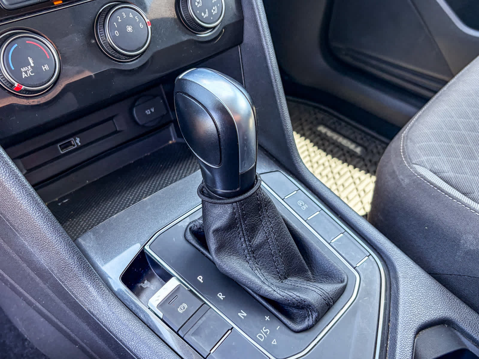Used 2018 Volkswagen Tiguan S FWD image 18