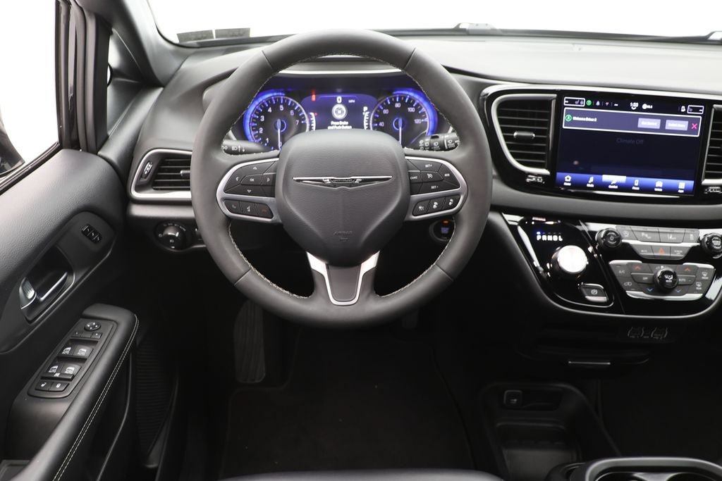 Used 2025 Chrysler Pacifica Select FWD image 12