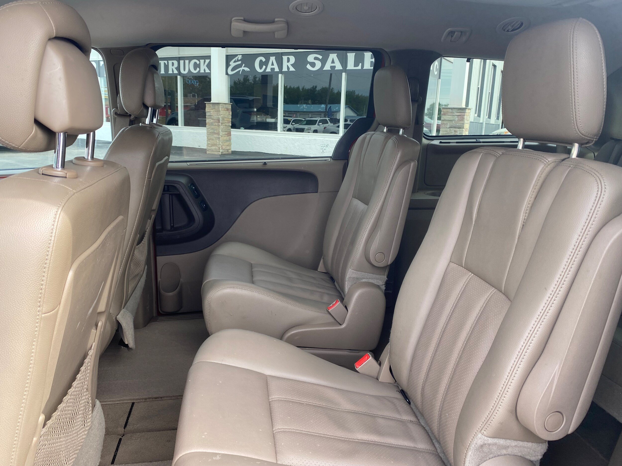 Used 2013 Chrysler Town & Country Touring-L w/ Driver Convenience Group FWD image 16