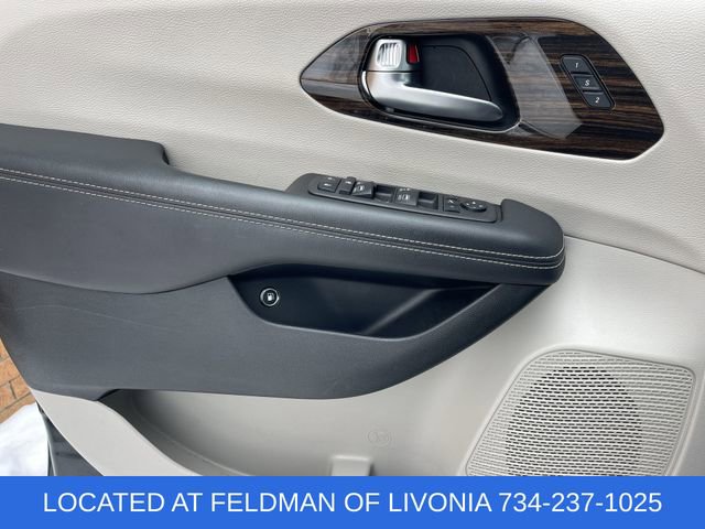 Used 2023 Chrysler Pacifica Limited image 23