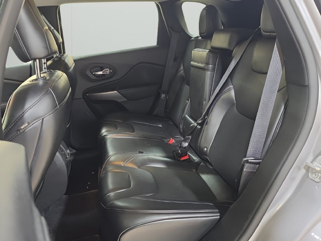 Used 2019 Jeep Cherokee Latitude Plus AWD/4WD image 13