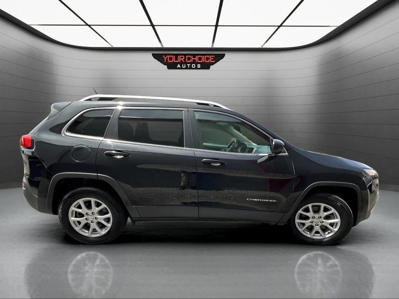 Used 2018 Jeep Cherokee Latitude w/ Safety Group AWD/4WD image 4