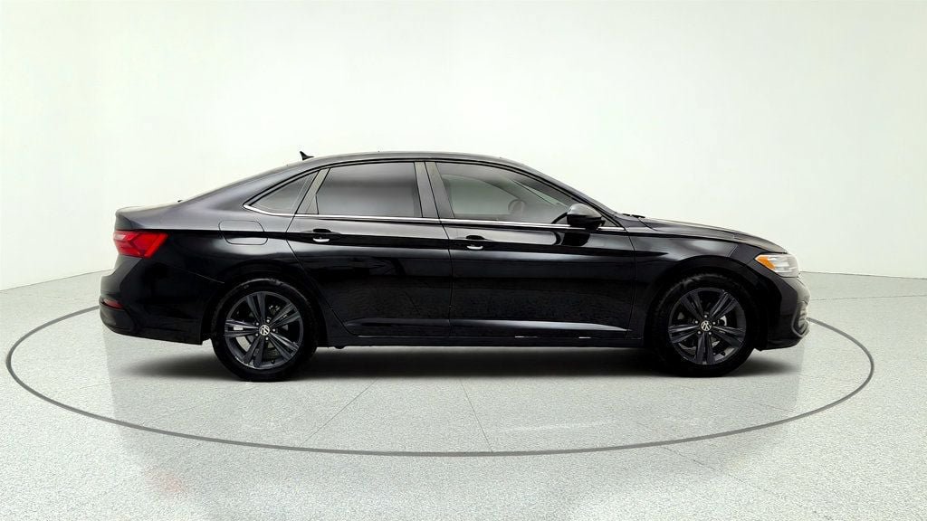 Used 2022 Volkswagen Jetta SE FWD image 4