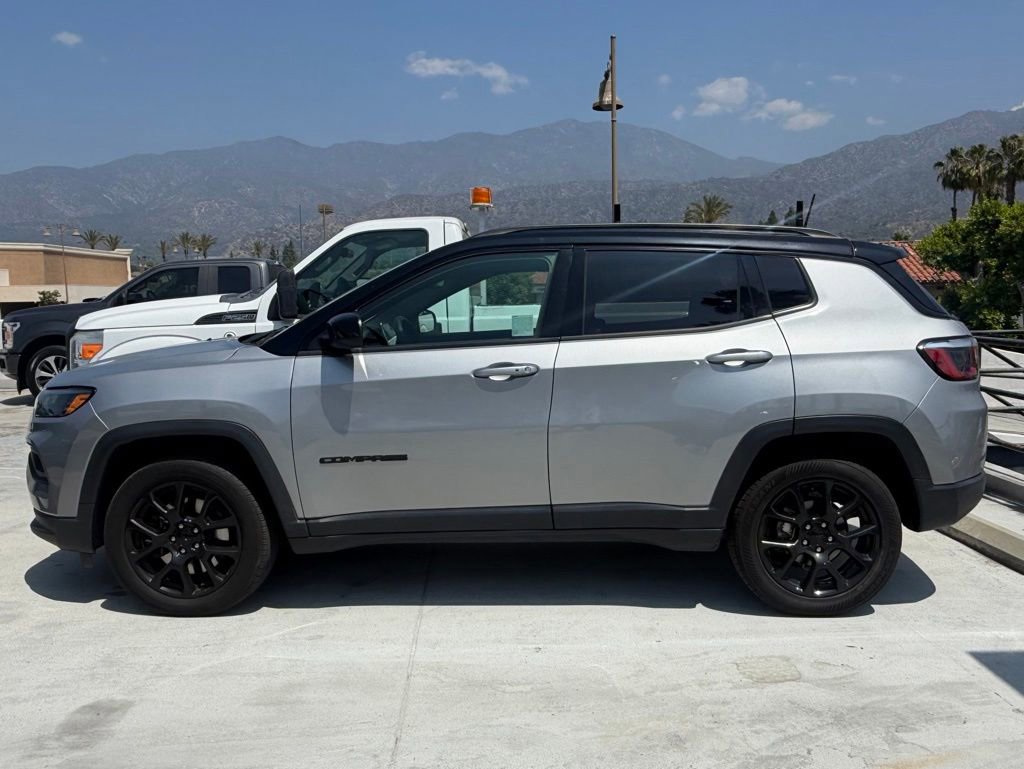 Used 2023 Jeep Compass Latitude AWD/4WD image 3