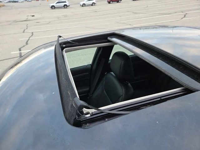 Used 2019 Chrysler 300 Limited w/ Safetytec Plus Group image 10