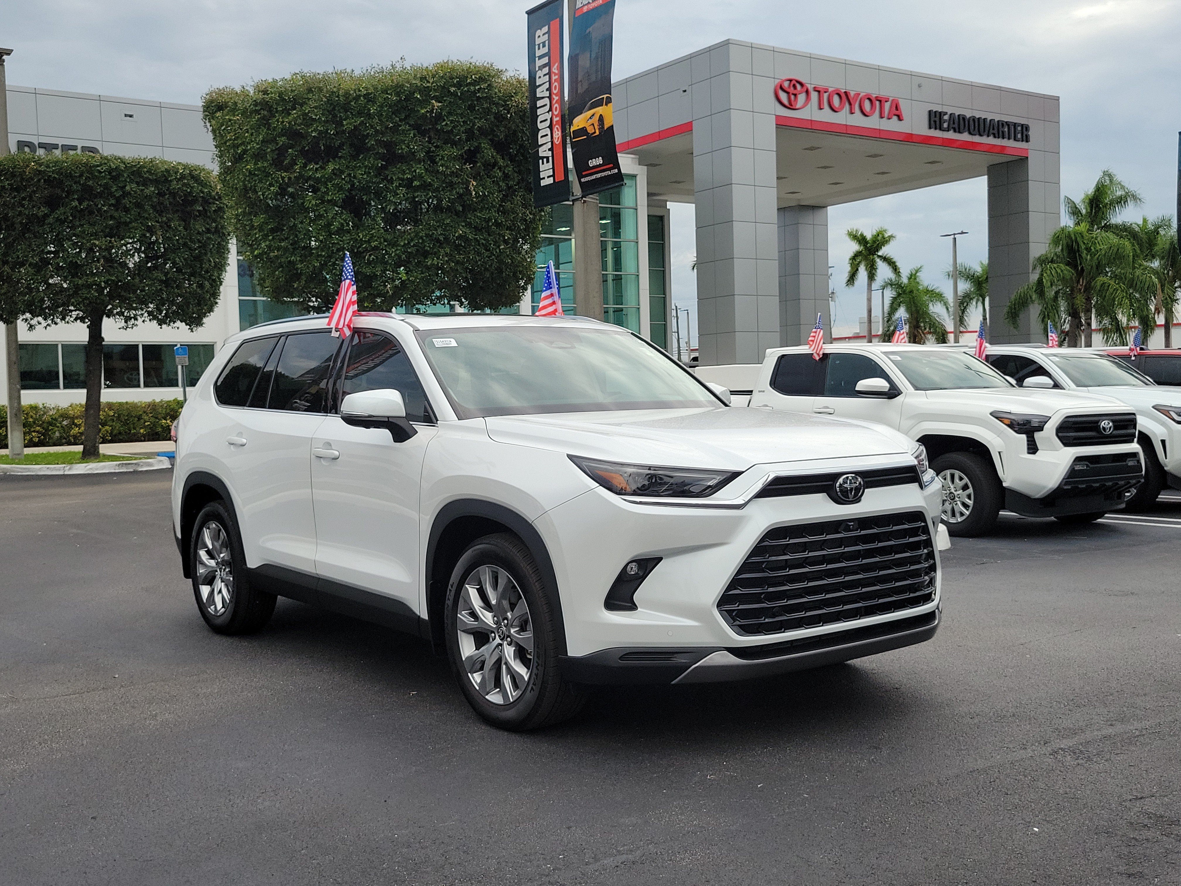 Used 2025 Toyota Grand Highlander FWD image 2