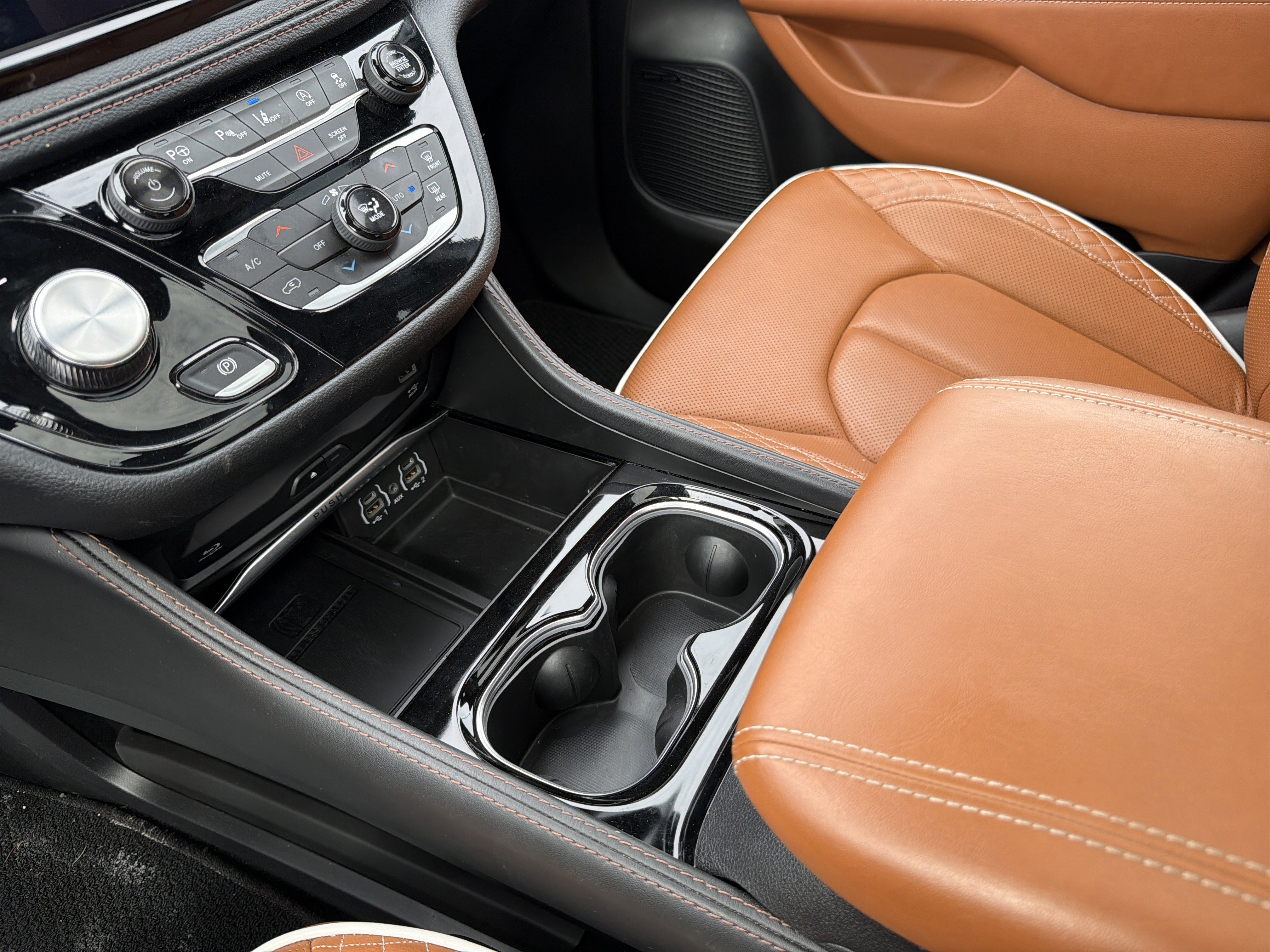 Used 2024 Chrysler Pacifica Pinnacle w/ Trailer Tow Group image 23