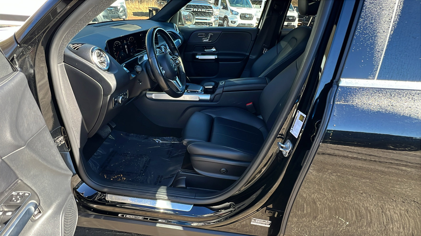 Used 2023 Mercedes-Benz GLB 250 4MATIC w/ Premium Package image 16