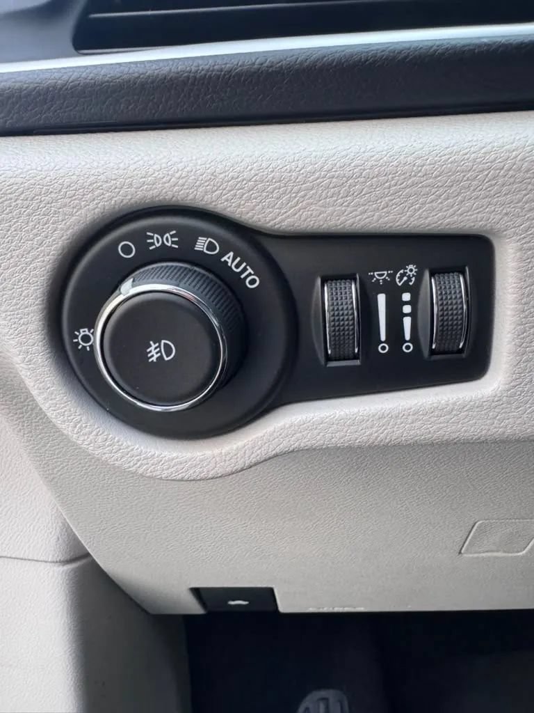 Used 2018 Chrysler Pacifica Touring-L FWD image 20