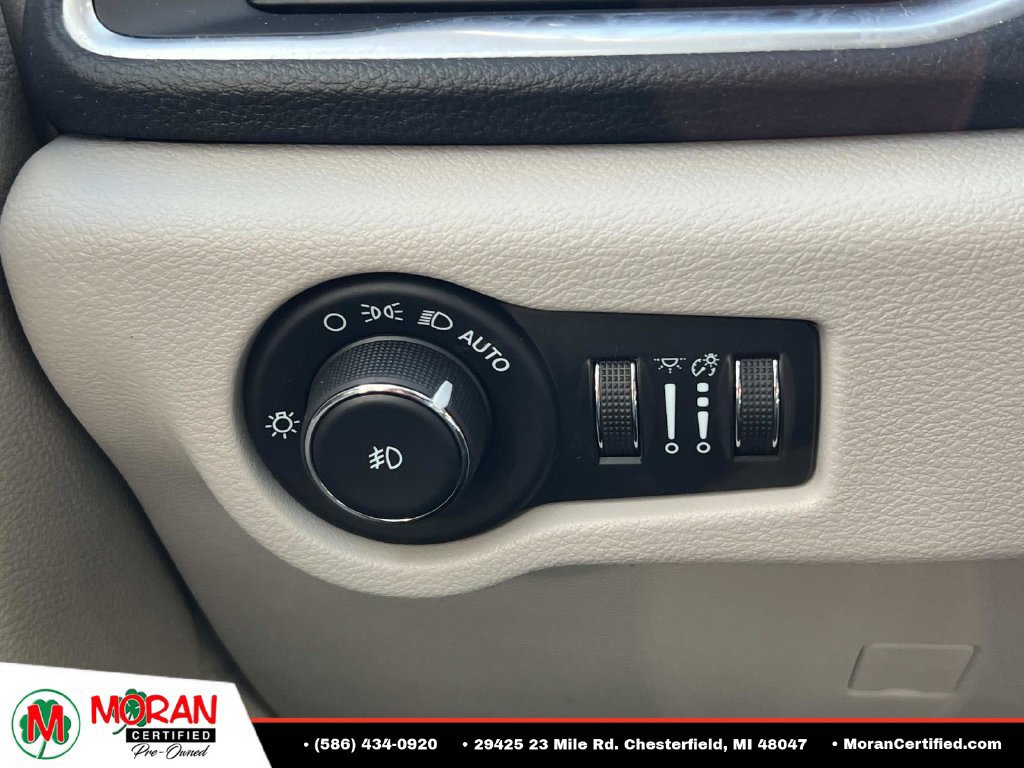 Used 2021 Chrysler Pacifica Limited AWD/4WD image 28