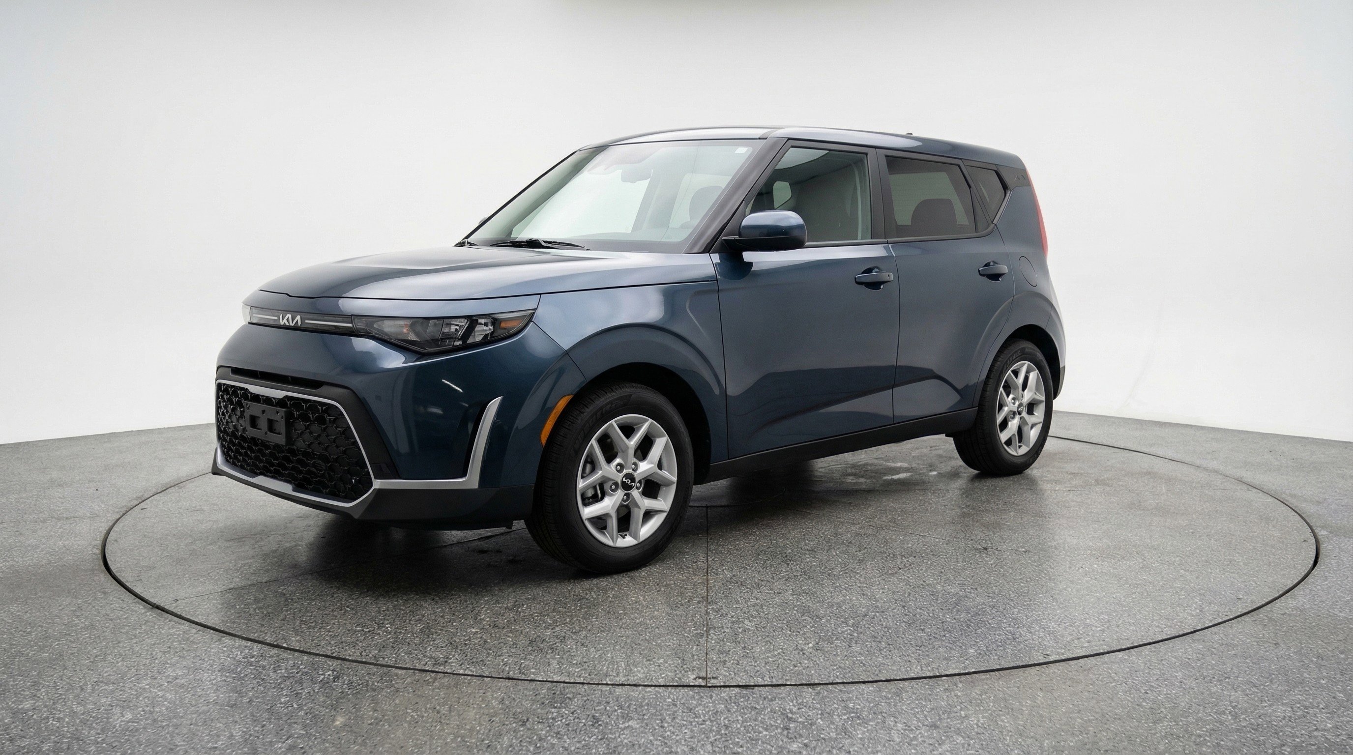 Used 2025 Kia Soul LX w/ LX Technology Package image 3