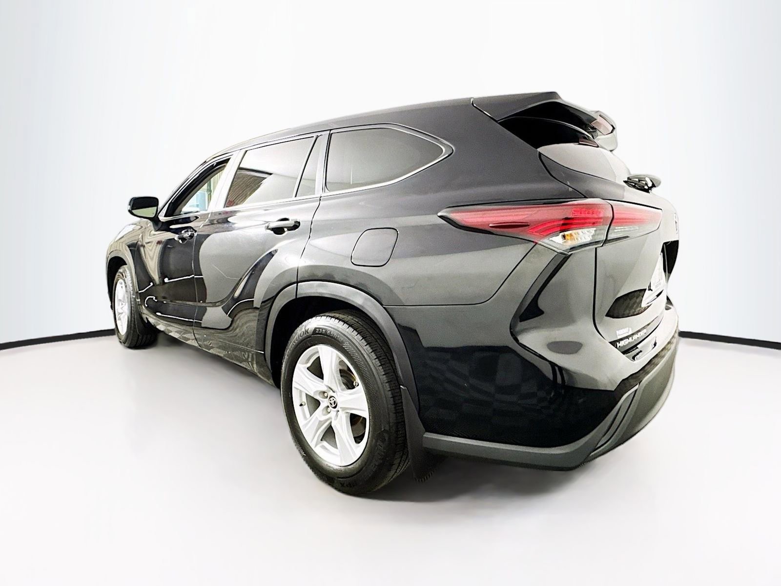 Used 2024 Toyota Highlander LE AWD/4WD image 5