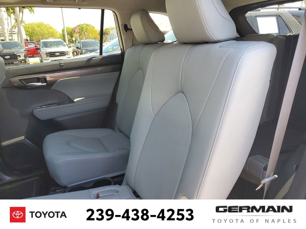 Used 2024 Toyota Highlander Limited image 20