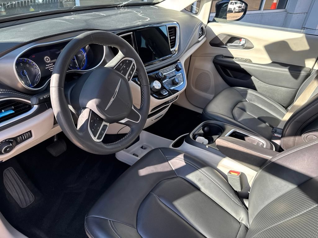 Used 2024 Chrysler Pacifica Touring-L AWD/4WD image 7