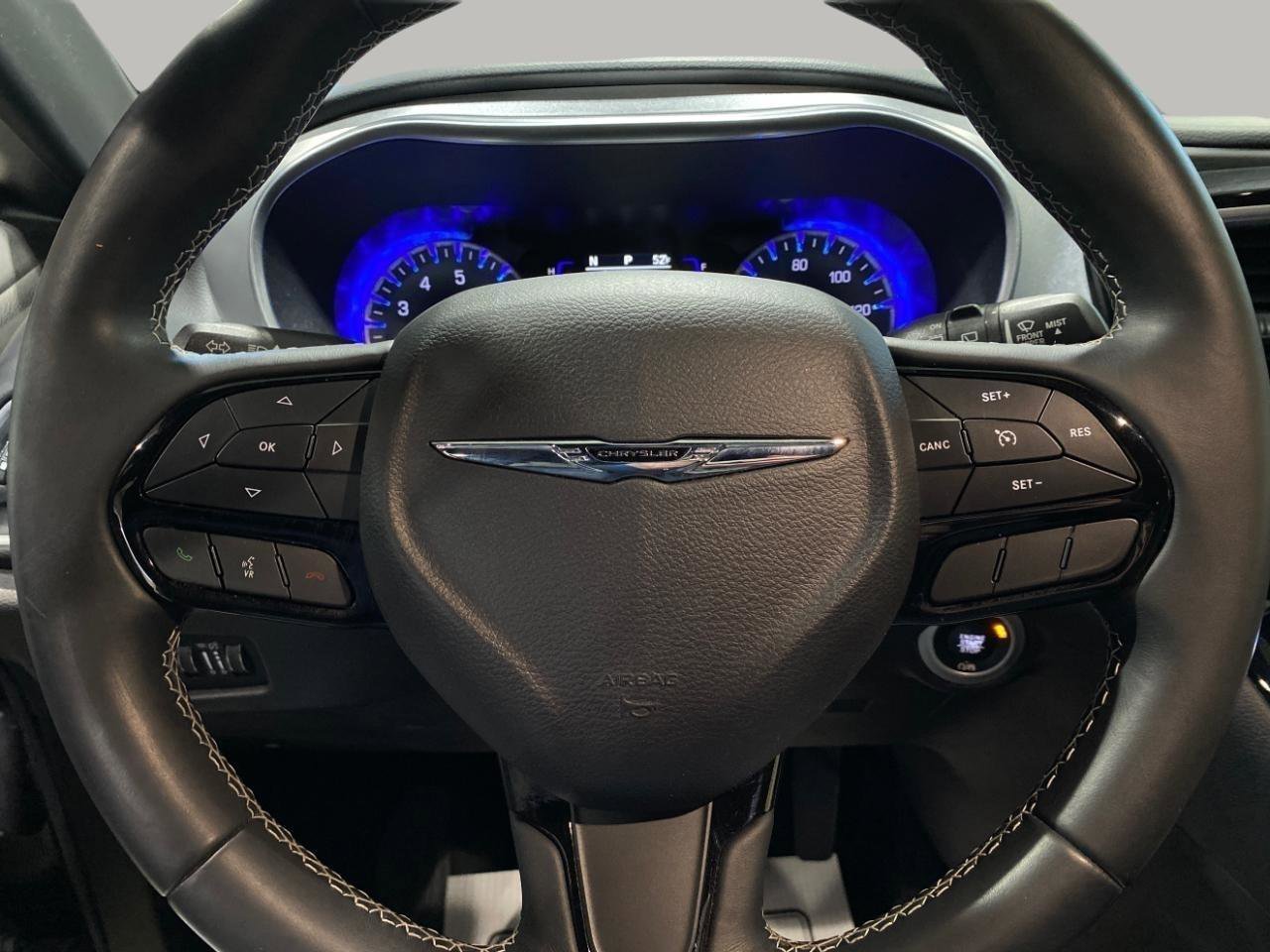 Used 2018 Chrysler Pacifica Touring-L w/ Premium Audio Group FWD image 11